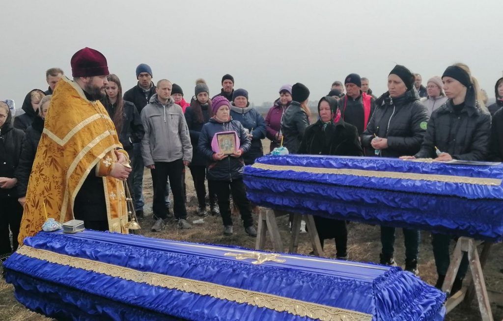 В селе на Харьковщине похоронили земляков, расстрелянных оккупантами в Рогани