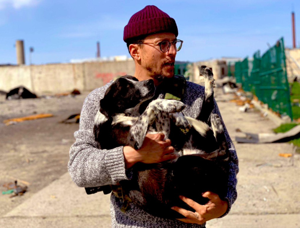 Американский режиссер, который стал волонтёром в Украине, спас собаку из-под завалов в Дергачах