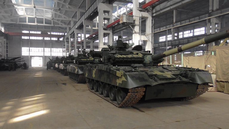 «Під прицілом»: українські заводи стали на військові рейки (фото)
