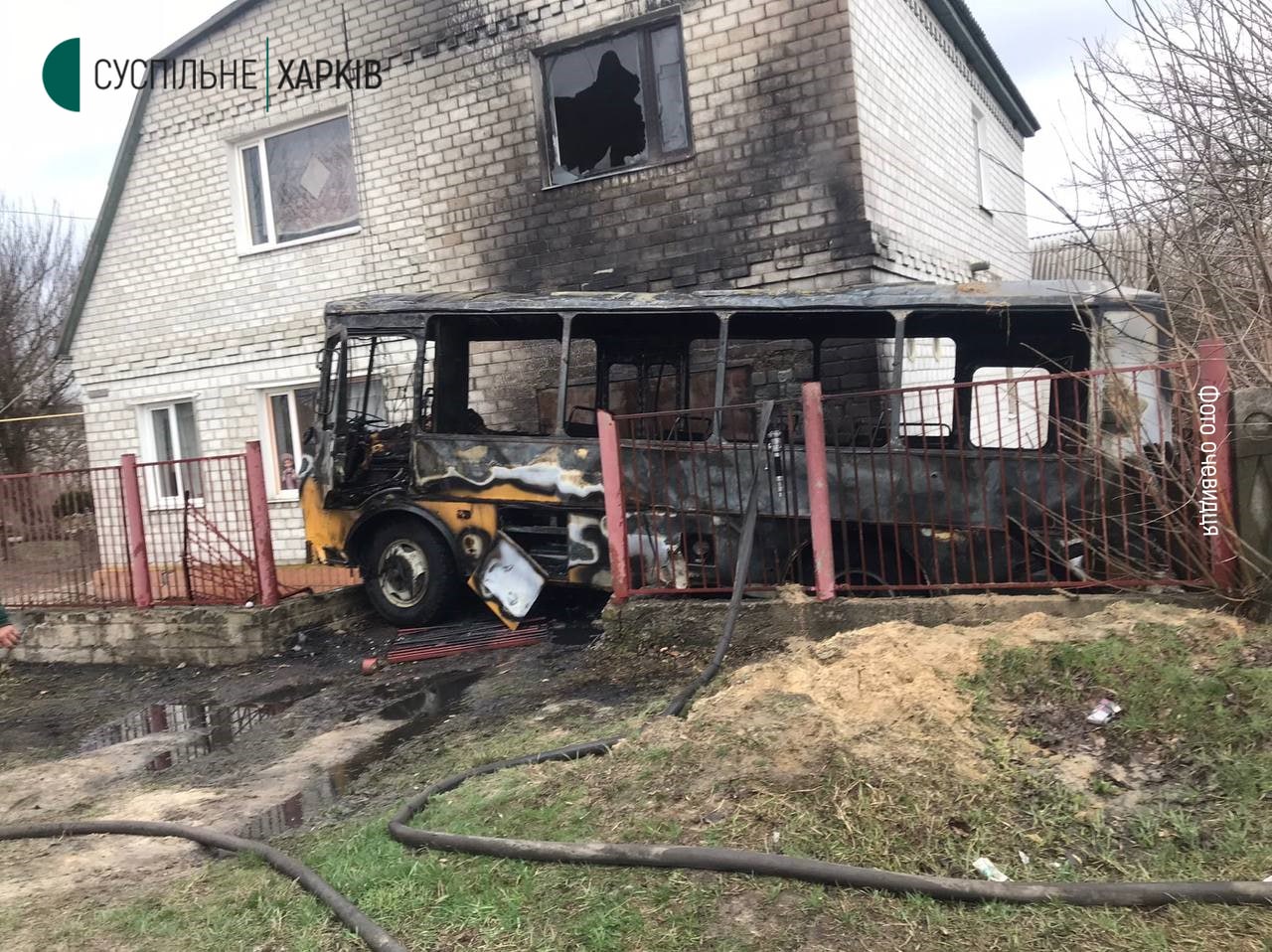 В Балаклее на Харьковщине оккупанты обстреляли эвакуационный автобус, погиб водитель (фото)
