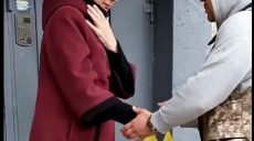 Харьковские волонтеры раздают «гуманитарку» жителям Салтовки под обстрелами (видео)