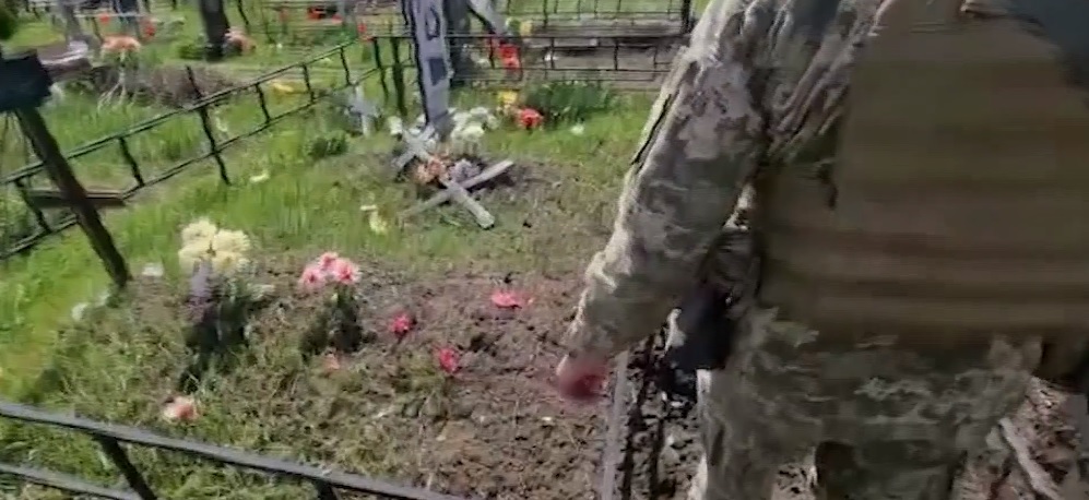 Нацгвардейцы показали последствия обстрела села под Харьковом (видео)