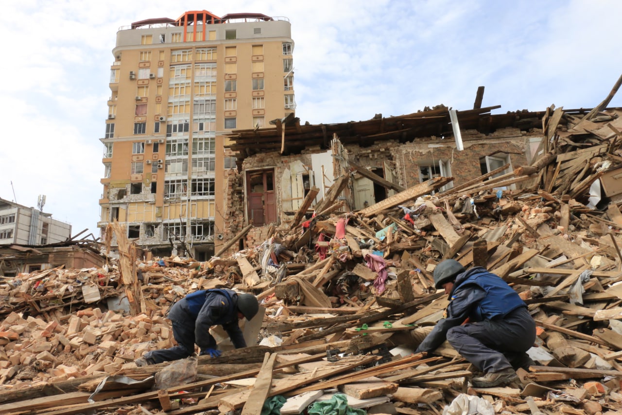 Спасатели продолжают разбирать завалы в Харькове (фоторепортаж)