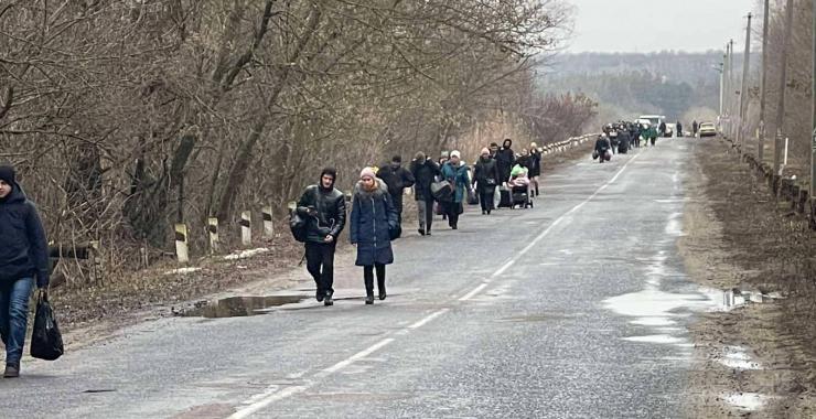 Оккупанты не пропускают в Боровую «гуманитарку», а забирают ее себе