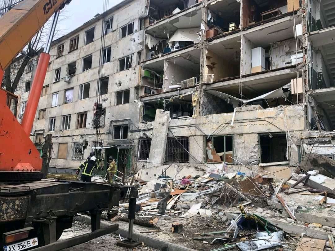 В Харькове горели жилые многоэтажки в Киевском и Московском районах, в Шевченковском — разбирают завалы (фото)