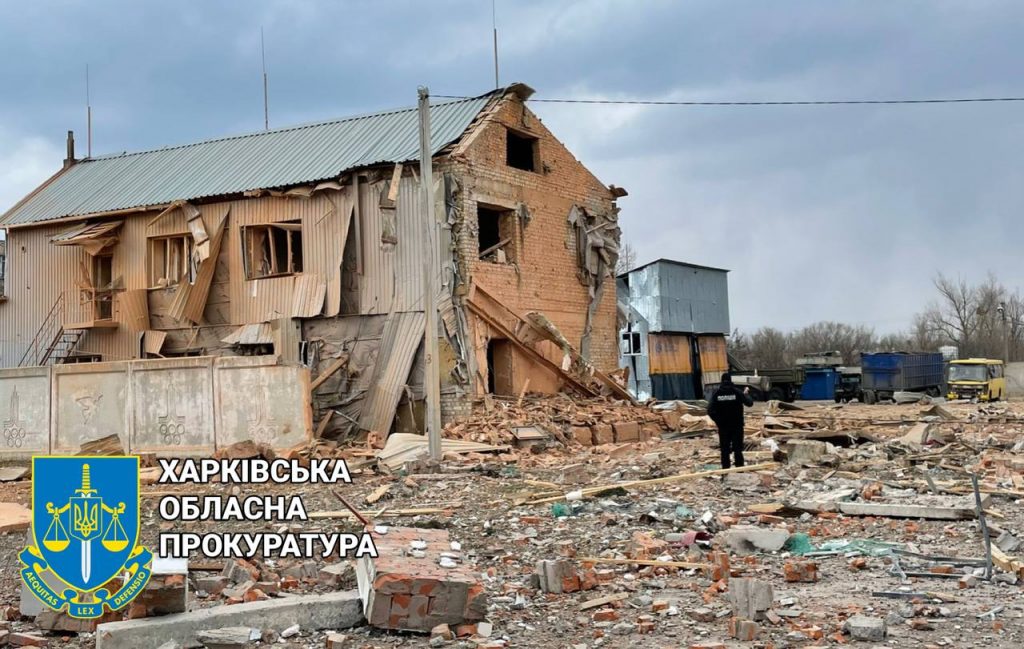 В Чугуеве из-за обстрелов разрушено здание предприятия, погиб человек (фото)