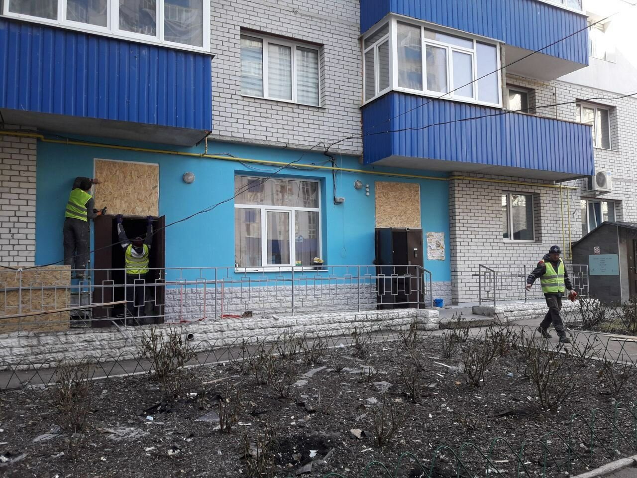 Коммунальщики подсчитали количество разбитых окон и пробитых крыш в домах Харькова с начала войны