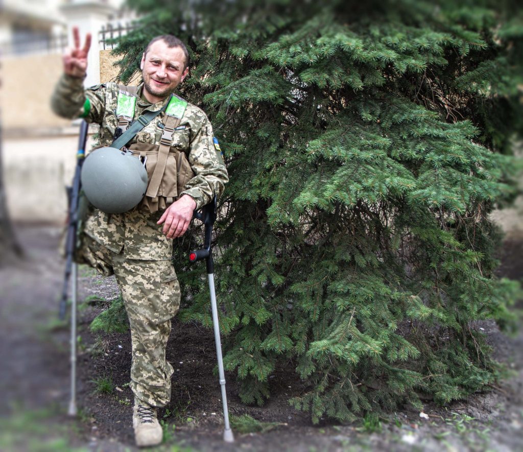 Боец Харьковской теробороны управляет БМП одной ногой и костылем