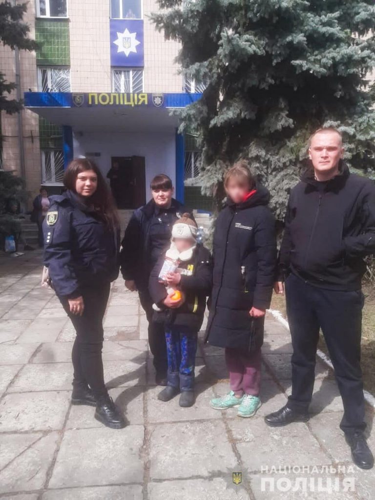 На Харьковщине полицейские вернули родителям двух детей-беглецов