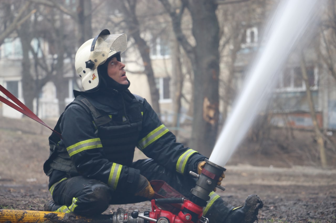 ГСЧС тушит пожар на Салтовке