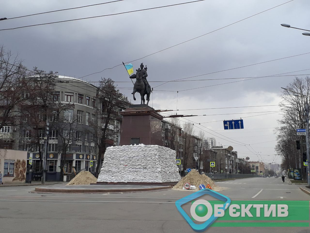 Памятник Основателям Харькова прячут за мешками с песком