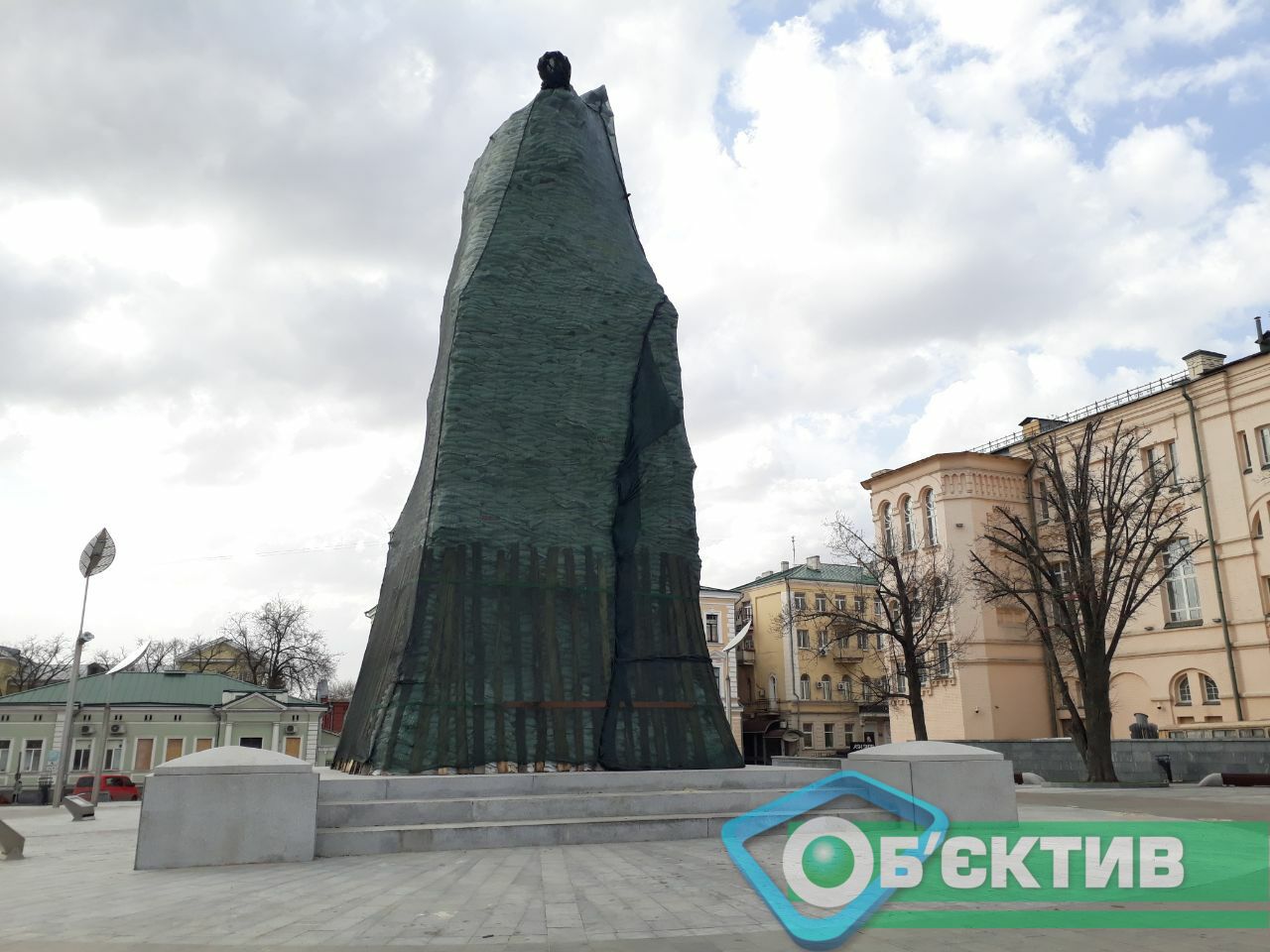 В Харькове прячут от обстрелов памятники