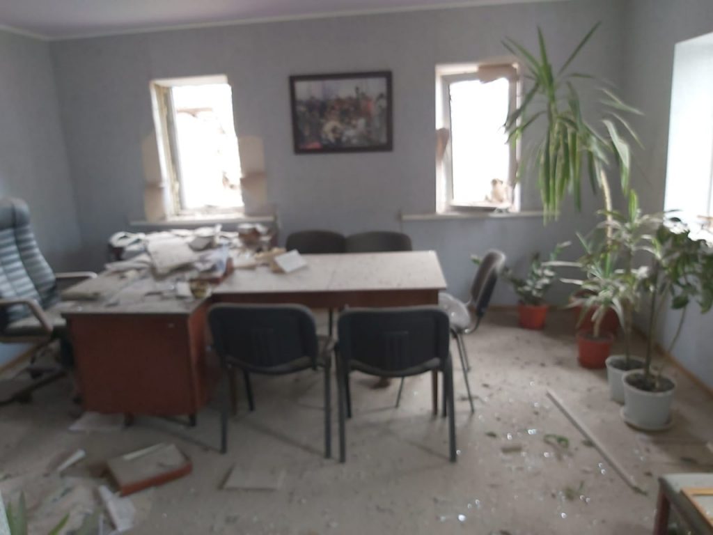 На Харьковщине снаряд прилетел в помещение редакции двух районных газет