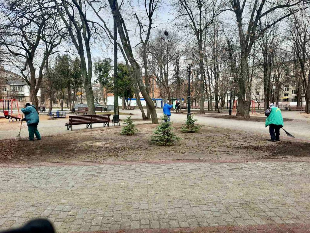 Харьковские коммунальщики продолжают убирать парки и скверы (фото, видео)