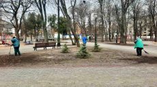 Харьковские коммунальщики продолжают убирать парки и скверы (фото, видео)