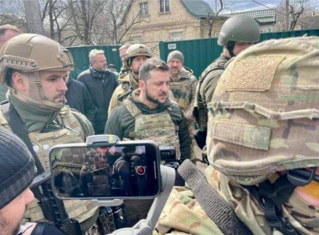 Зеленский в Буче заявил, что считает возможным дальнейшее обсуждение мира с РФ