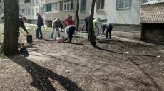 300 волонтеров убирали последствия обстрелов в трех районах Харькова (фото)