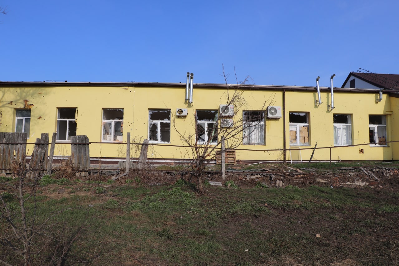 В Дергачах россияне обстреляли больницу и частные дома (фото)