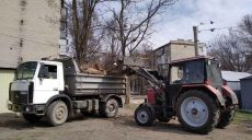 Ежедневно из дворов Харькова вывозят более 8 тыс. кубометров мусора