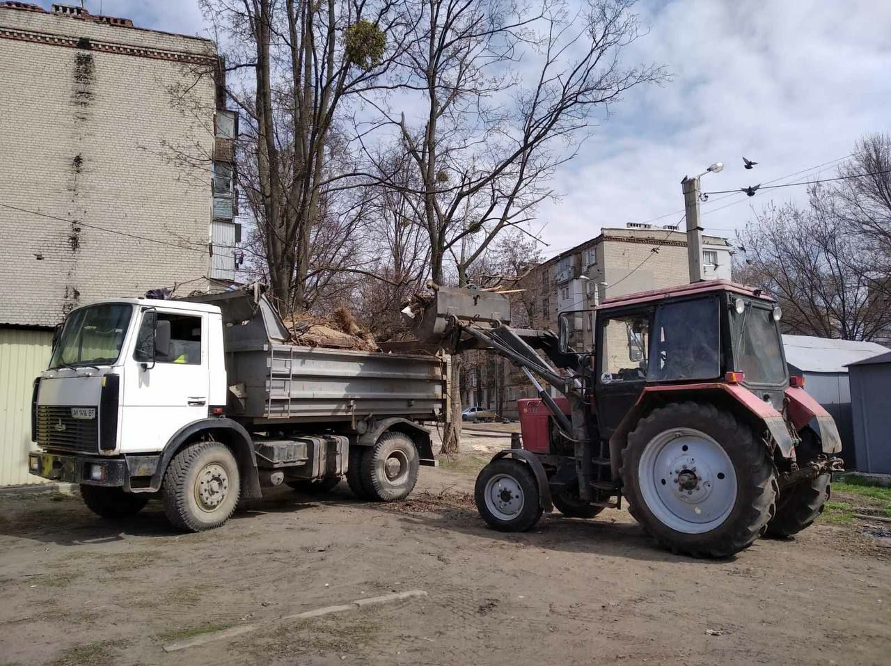 Ежедневно из дворов Харькова вывозят более 8 тыс. кубометров мусора