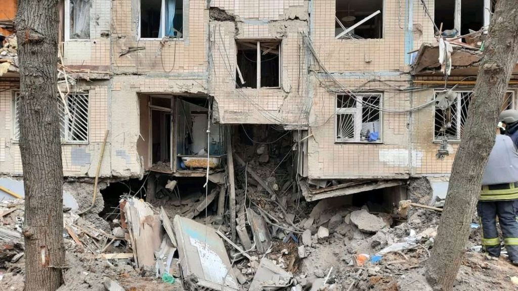 Ракетный обстрел Харькова войсками РФ: разрушена жилая 5-этажка (фото)