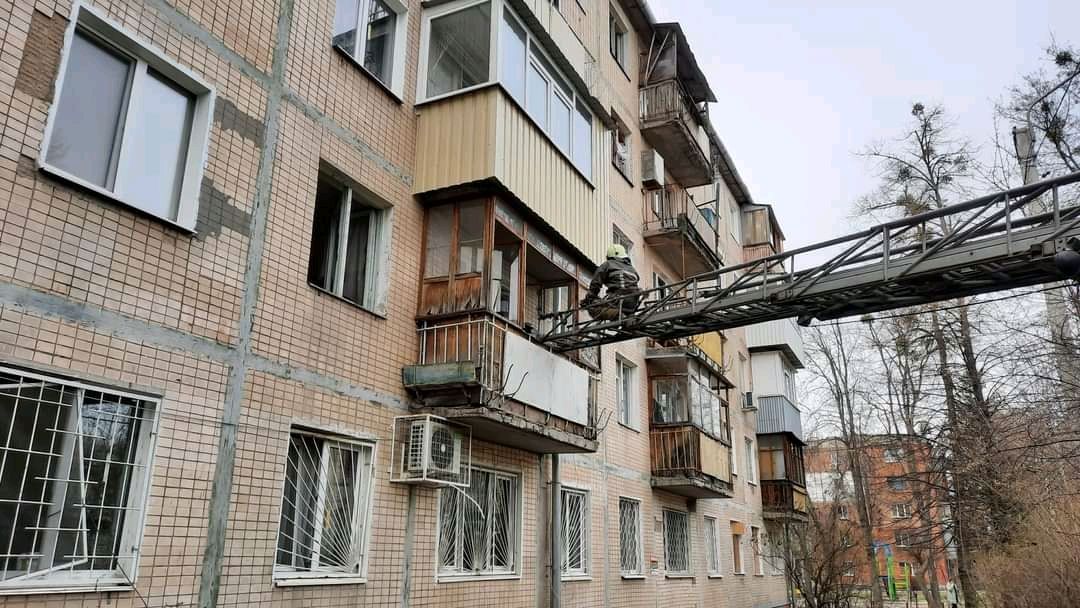 Эвакуация людей после обстрела в Харькове