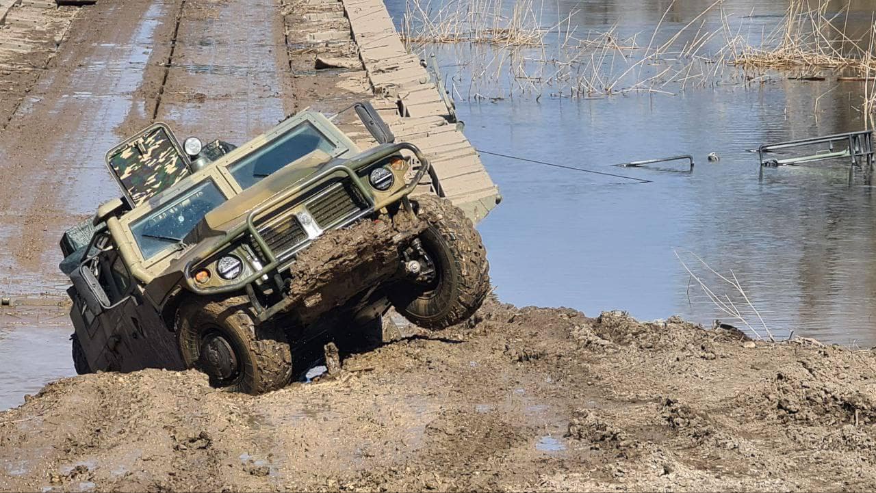 Под Изюмом российские оккупанты утопили технику в реке (фото)