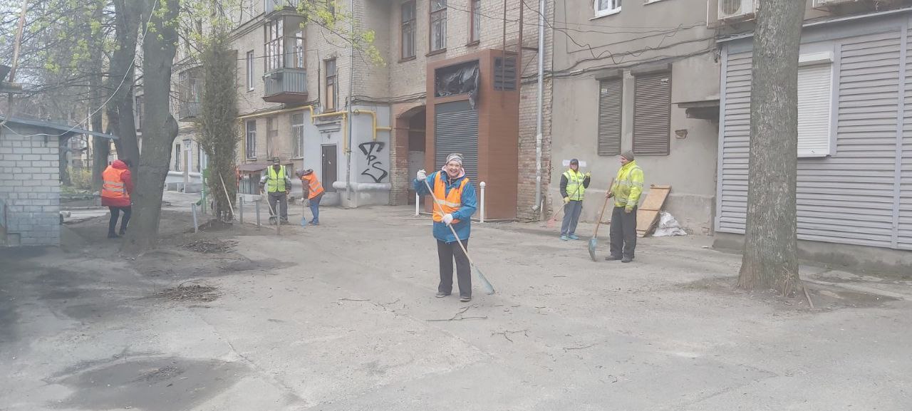 В Харькове коммунальщики продолжают убирать последствия обстрелов (фото, видео)