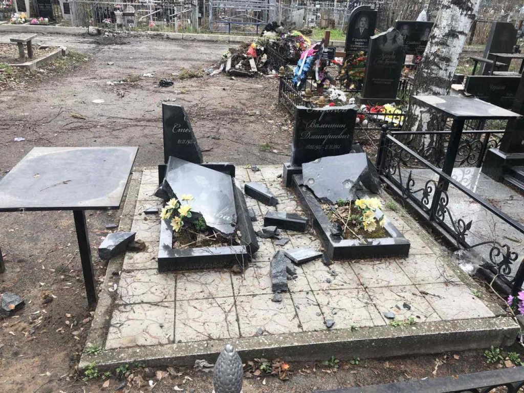 Харьковчан просят на Пасху и поминальные дни не ехать на кладбища