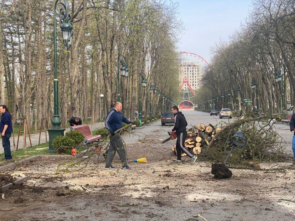 Парк Горького убирают после обстрелов (фоторепортаж, видео)