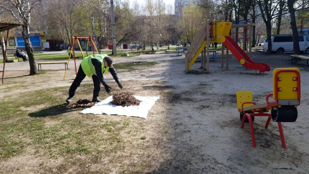 17 апреля Харьков убирали 487 дворников (фото)