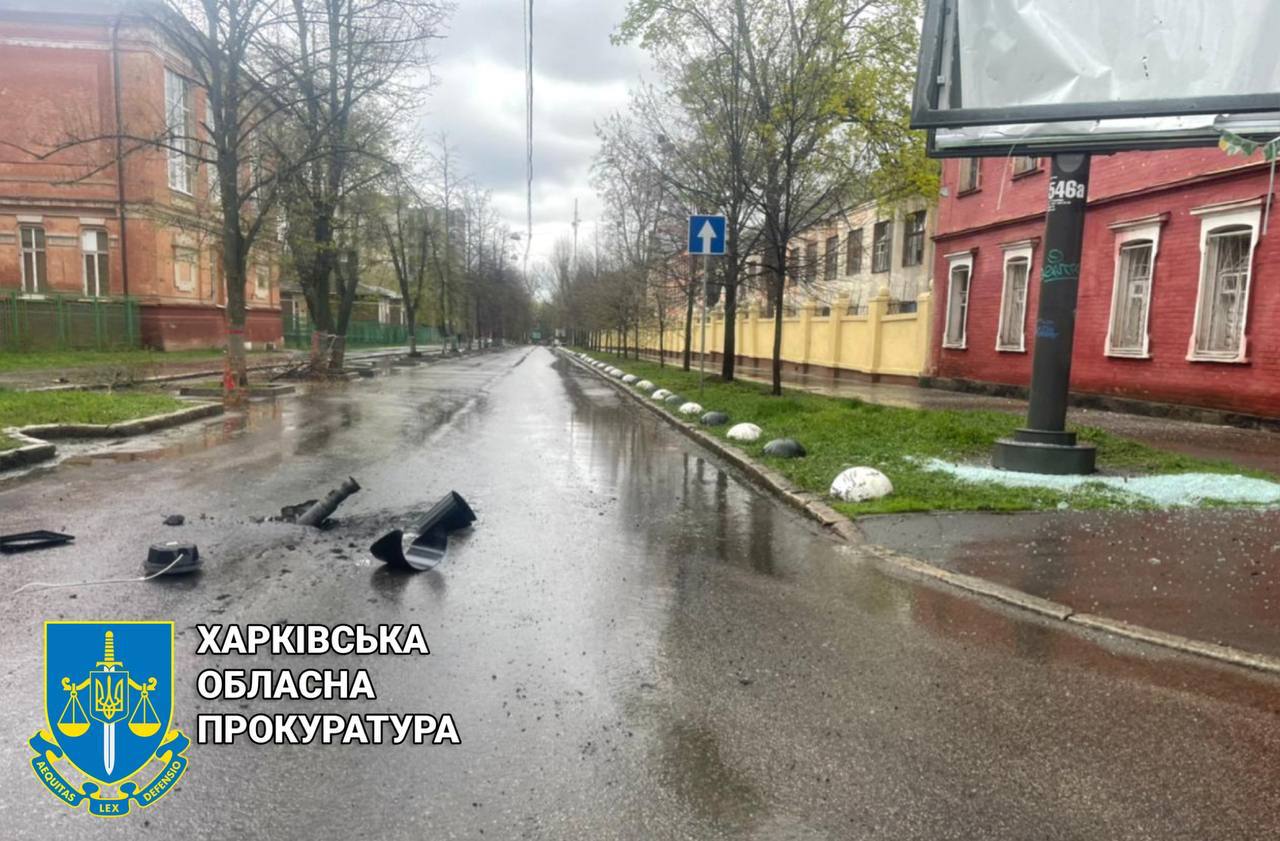 Снаряд разбил дорогу в центре  Харькова