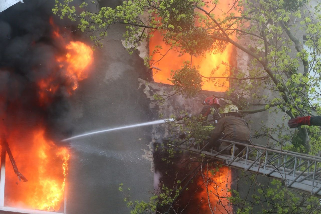 Пожарные тушат жилой дом в центре Харькова