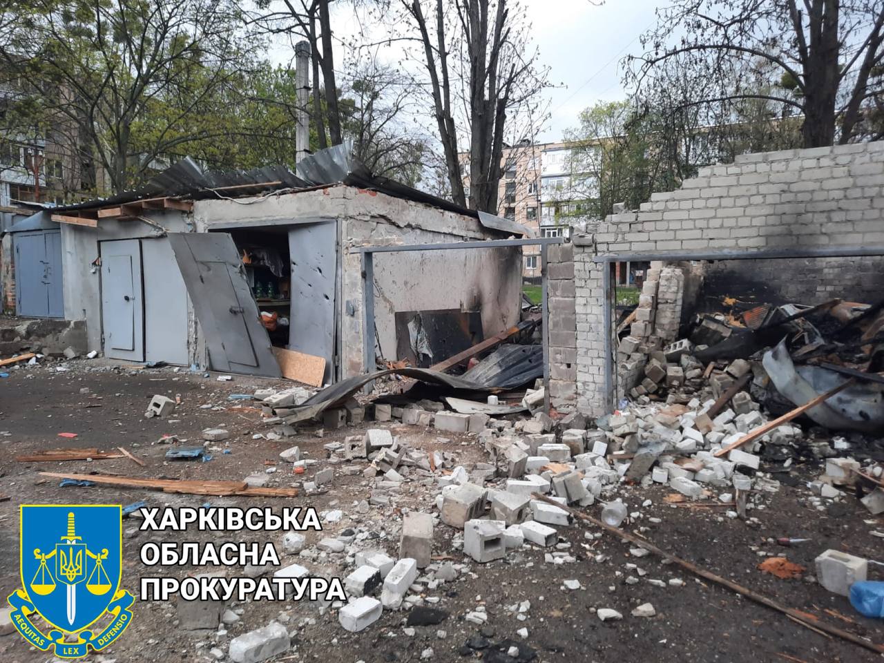 Гаражи превратились в руины после обстрела в Харькове