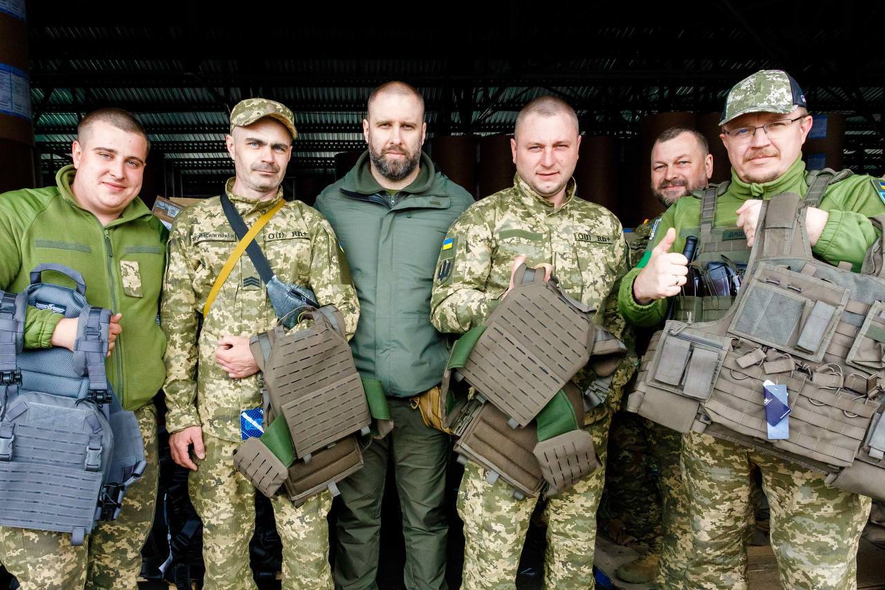 Защитники Харьковщины получили партию бронежилетов из Чехии