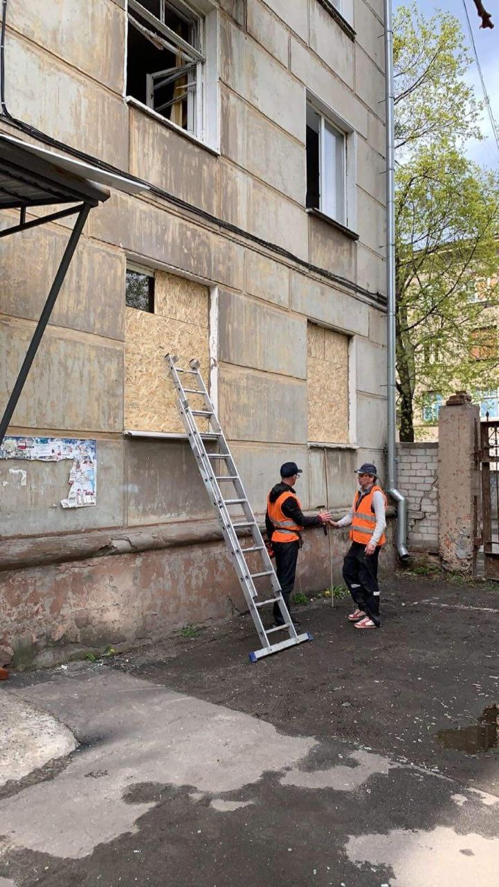 В Харькове забивают фанерой окна, из которых вылетели стекла во время обстрелов 