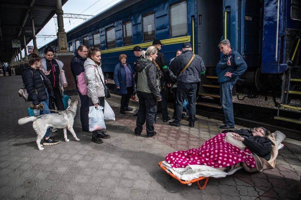 С Салтовки эвакуировали лежачую пациентку, которая не покидала свою квартиру 13 лет (фото)