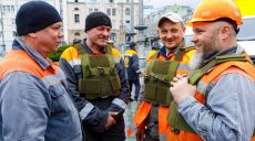 Харьковским коммунальщикам выдали бронежилеты