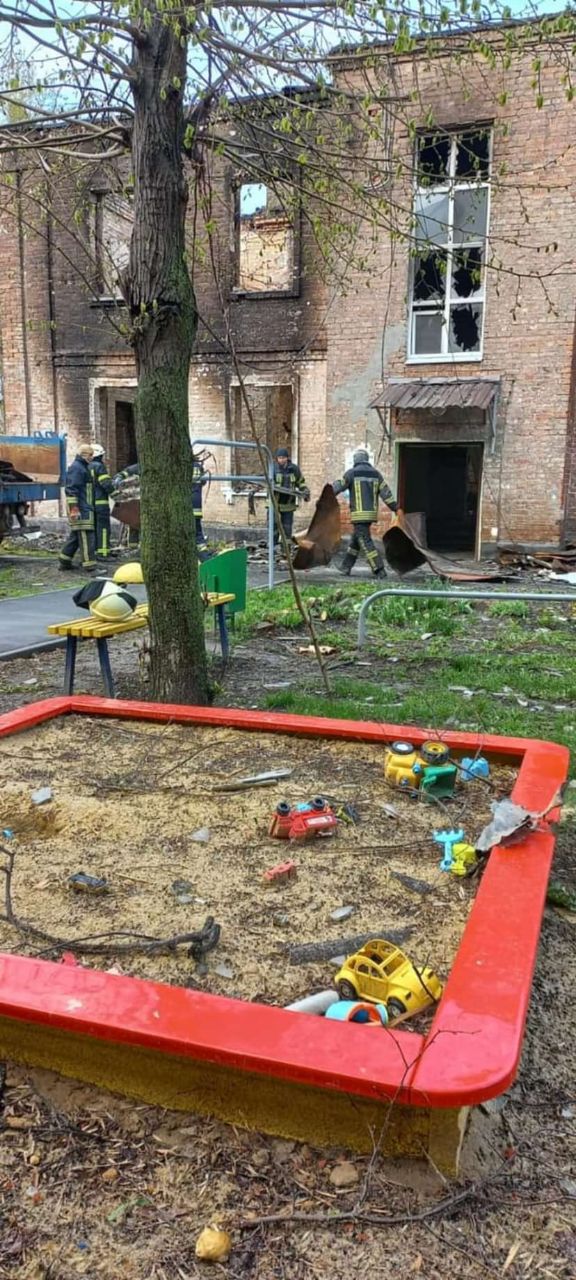 Песочница во дворе обстрелянного дома в Харькове