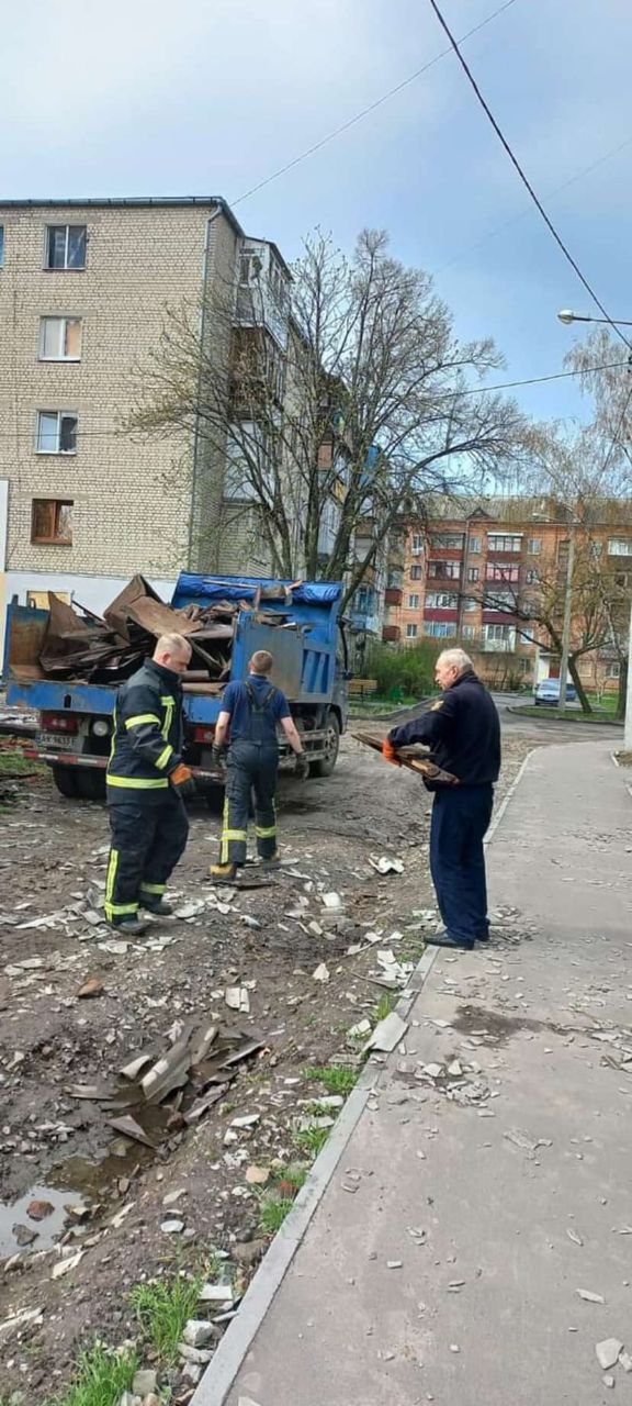 Спасатели разбирают завалы в Харькове