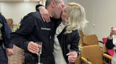 В Харькове полицейский женился прямо на работе (фото, видео)