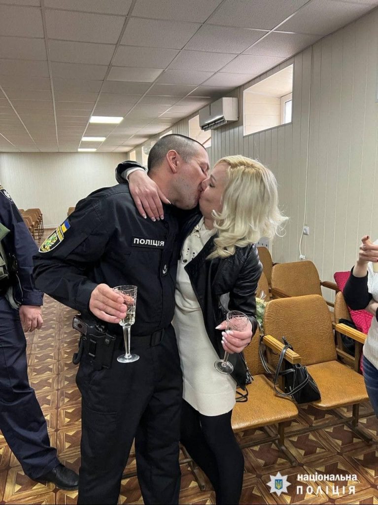 В Харькове полицейский женился прямо на работе (фото, видео)