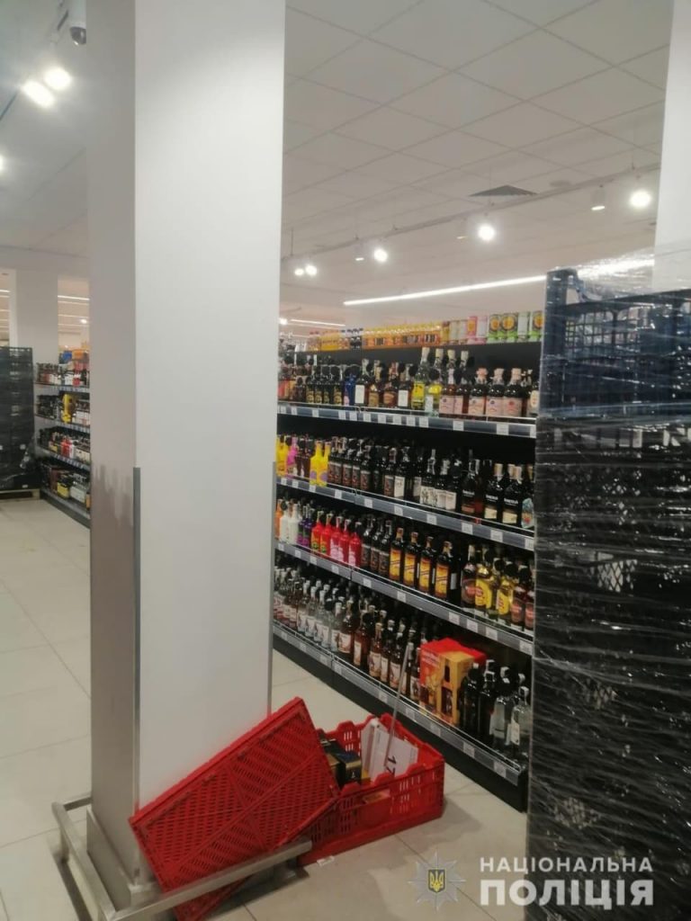 Более 300 бутылок алкоголя изъяли из магазина в Харькова