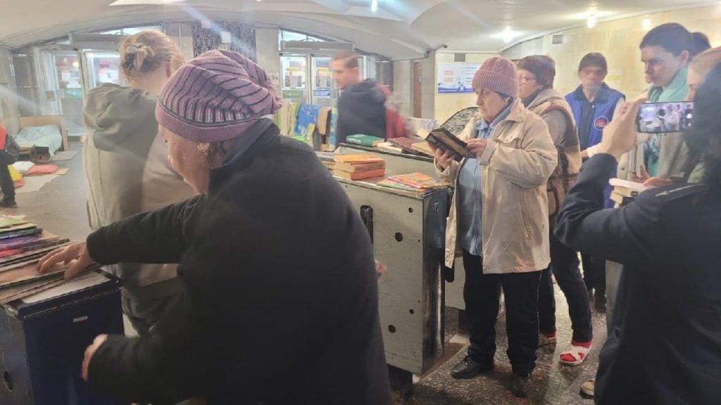 На станциях Харьковского метрополитена организовали импровизированные библиотечные пункты