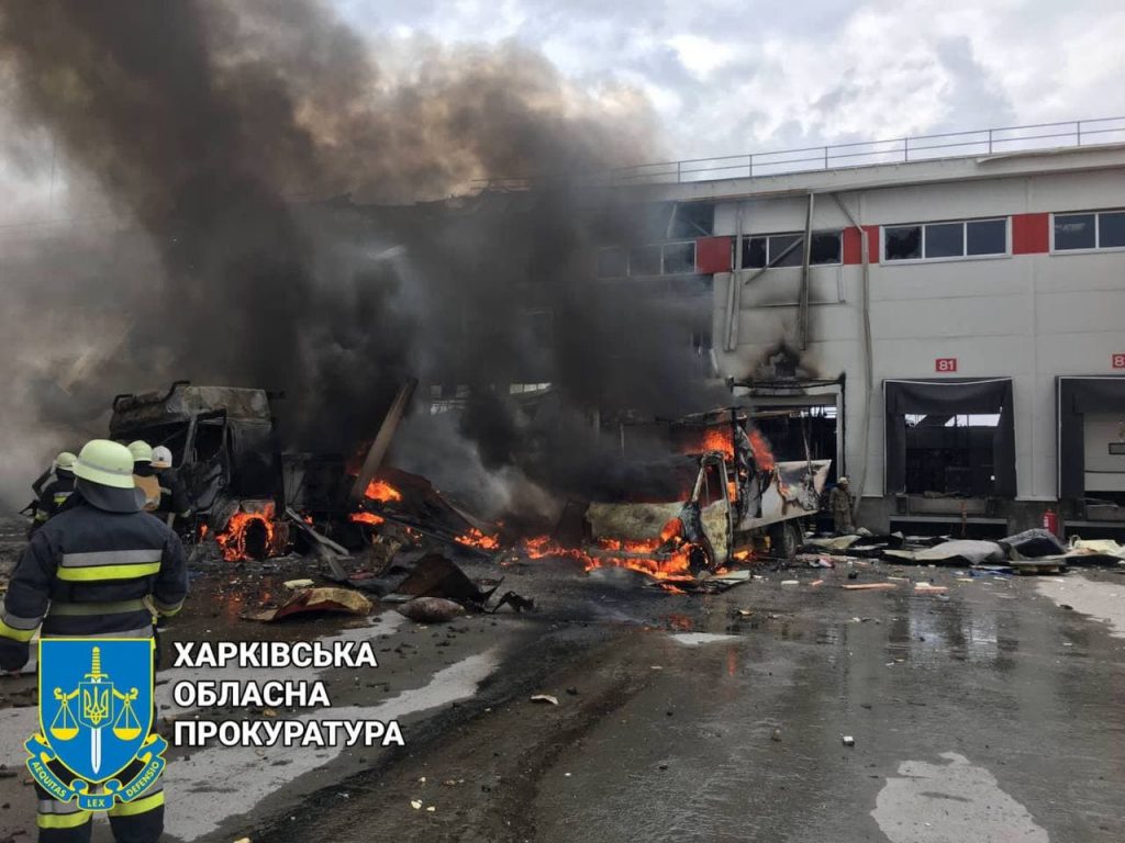 Количество раненных во время пожара в пгт Коротич возросло, разрушены склады (фото)