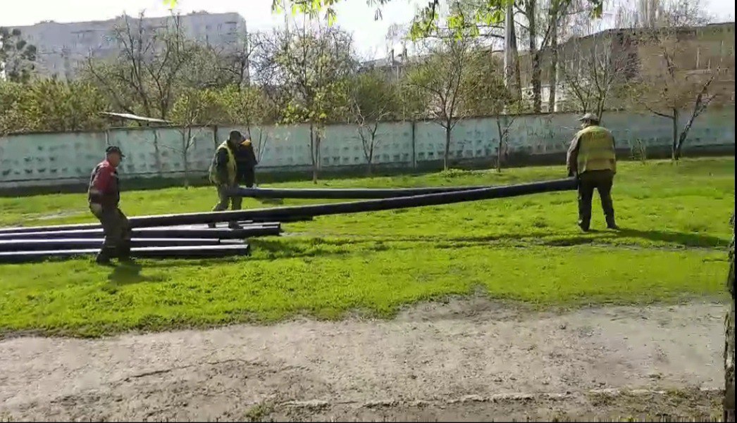 В Харькове перекладывают 140 метров трубопровода холодной воды (фото)