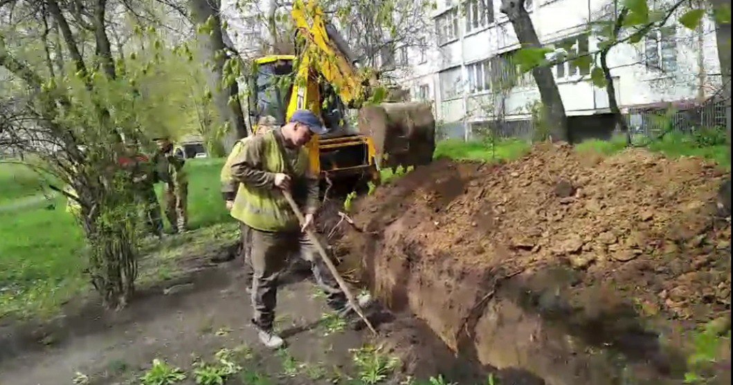 Перекладывают трубы холодной воды в Харькове