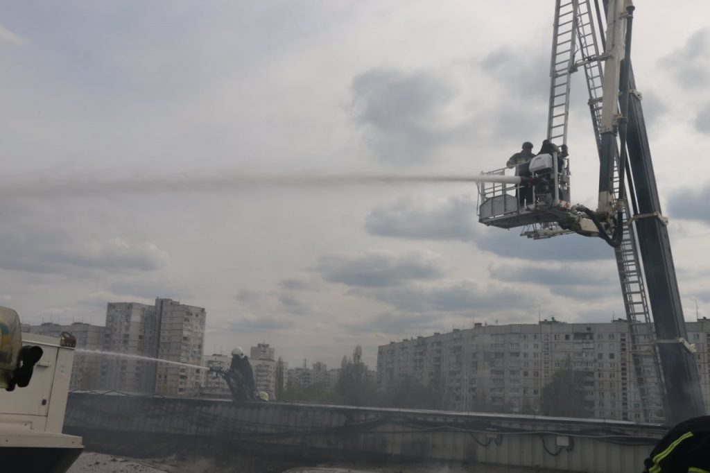 В Харькове очередной раз после обстрела загорелся торговый центр (фото)