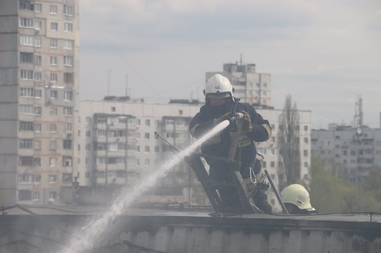 Спасатели тушат пожар в торговом центре в Харькове