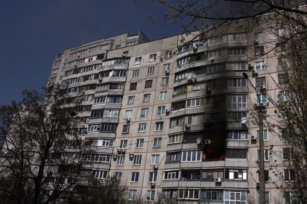 На Салтовке после обстрела загорелась 12-этажка (фото)